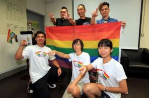 擔任彩虹大使的歌手林宗興(後排中)，邀請大家一起參加「2012高雄同志大遊行」。張世瑜攝
